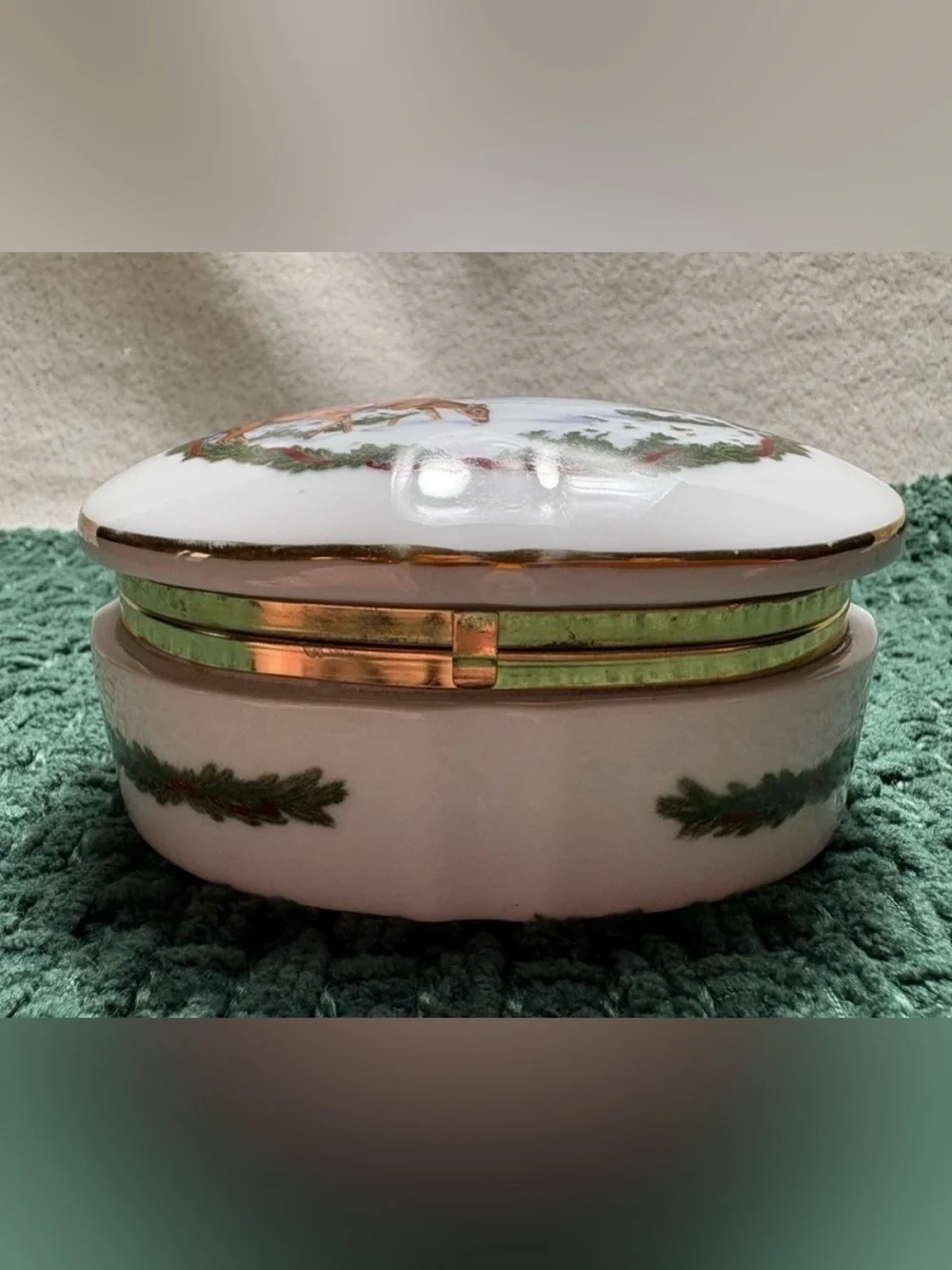 Vintage 1986 Heritage House “Melodies of Christmas” Porcelain Trinket Music Box